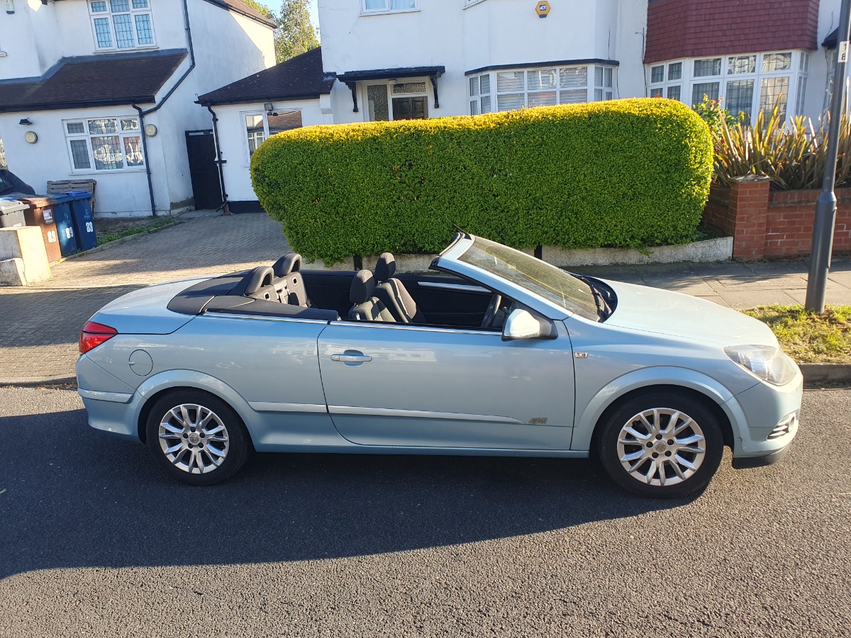 2010 Vauxhall Astra Image 2